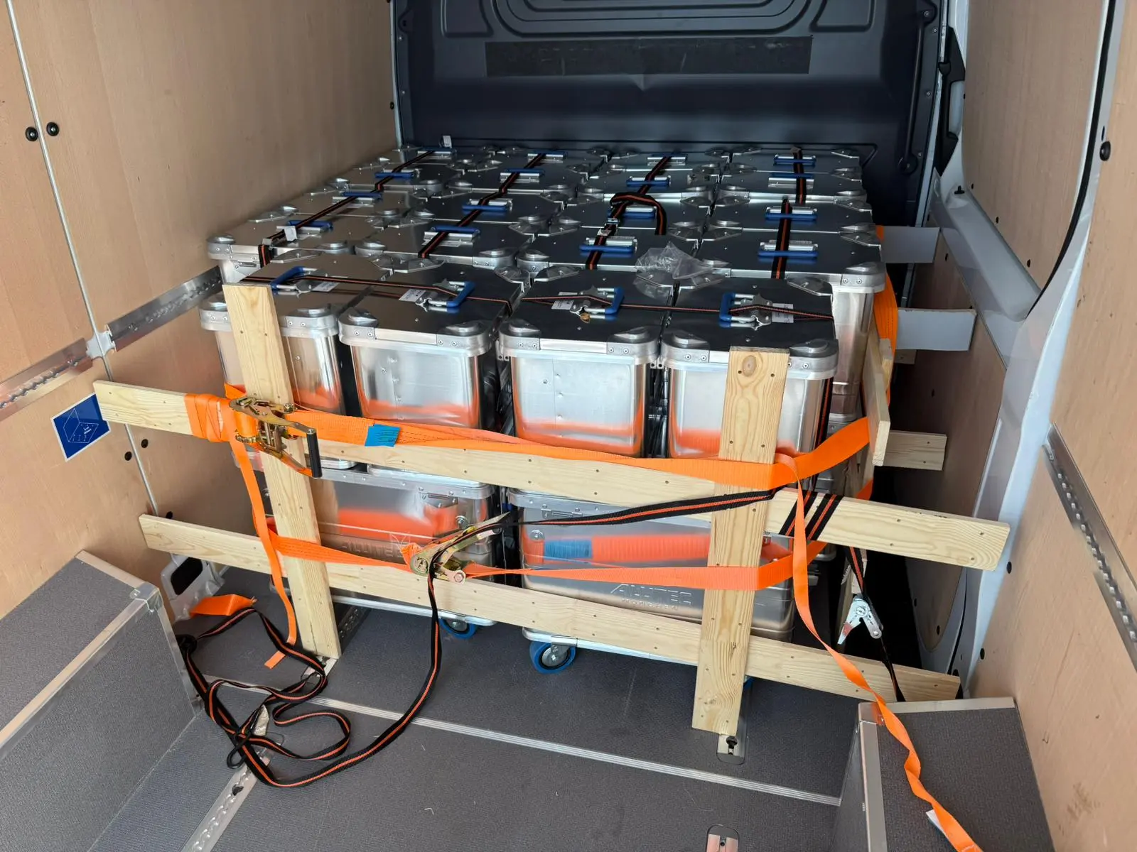 Transportkisten des mobilen Testcenters im Fahrzeug