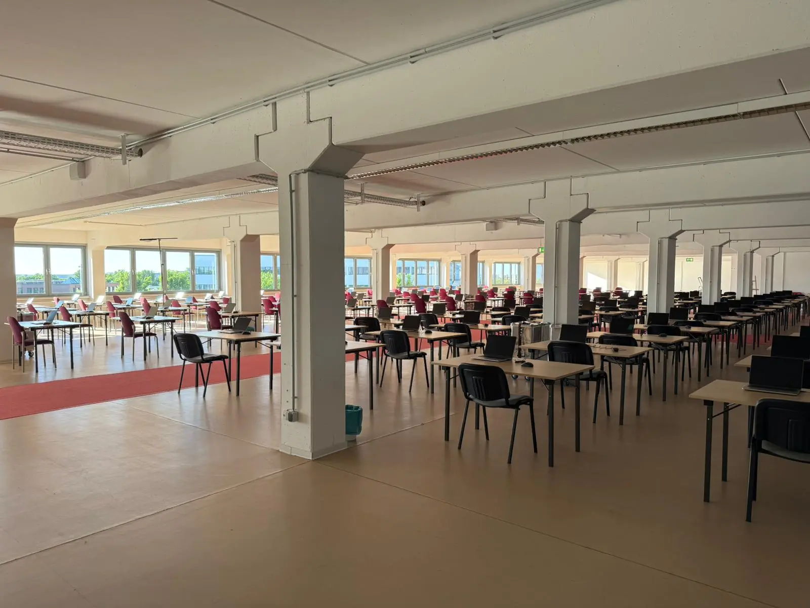 Aufgebauter Prüfungsraum mit Laptops